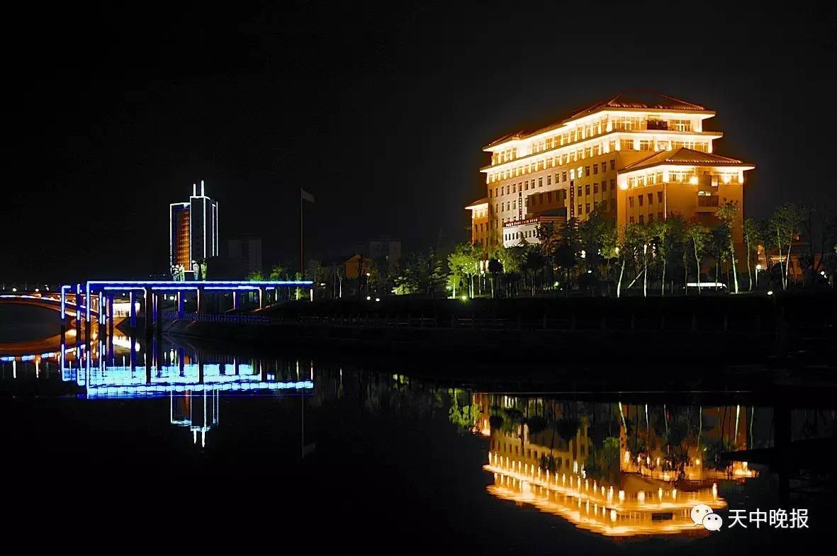 市练江路与文明路交叉口小游园 夜景(晚报记者 王仲华 领导说了 你