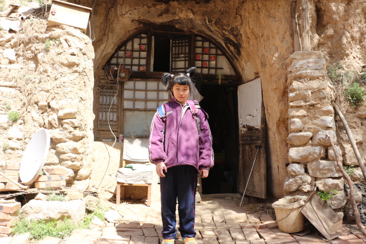 站得知静乐县赤泥洼乡土岭村有一位精神病母亲带着两个女儿艰辛的生活