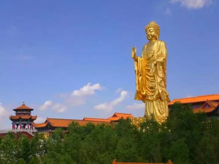 乌鲁木齐市植物园,东白杨沟风景区等实行门票全免,红光山旅游景区等