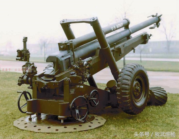 图为xm-204型榴弹炮的侧后方特写