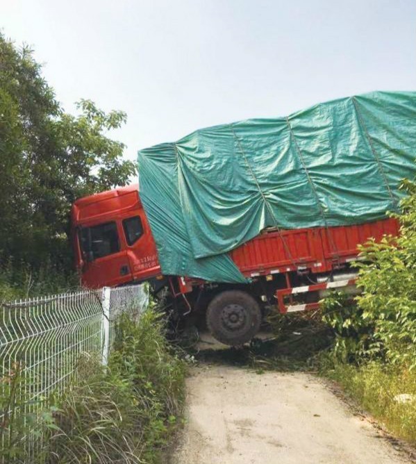 发生一起惊人车祸:一辆满载货物的半挂车,竟然从高速的高架上飞下