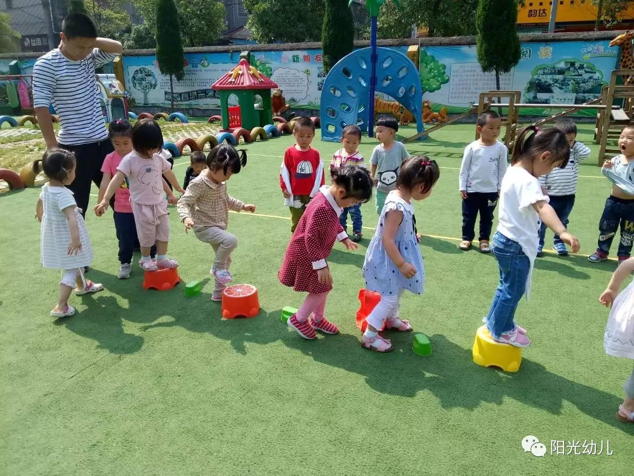 阳光幼儿园小中班体能活动—"过梅花桩"集锦