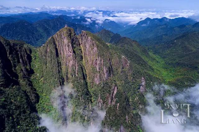 公园是地球同纬度保存最完好的原始森林,镶嵌在南岭山脉的璀璨明珠,它