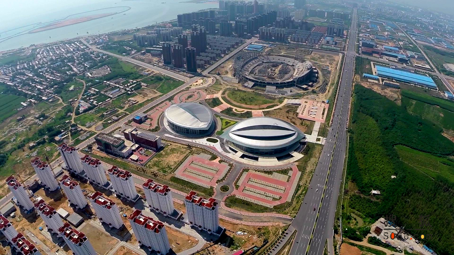 正文 锦州滨海体育中心位于锦州滨海新区渤海大道25公里处,是锦州市