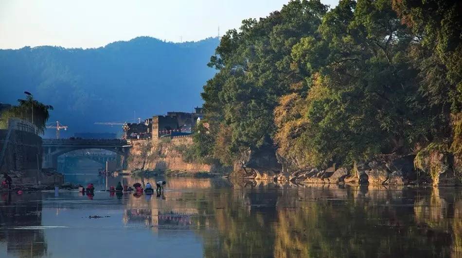 龙岩的长汀县城,有人评价说是"城与水相伴,水与城相映,一川远江三溪水