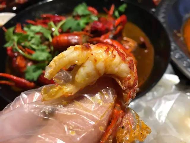 金湖小龙虾不仅个头大,而且肉质细嫩,味道鲜美,每吃一个都是