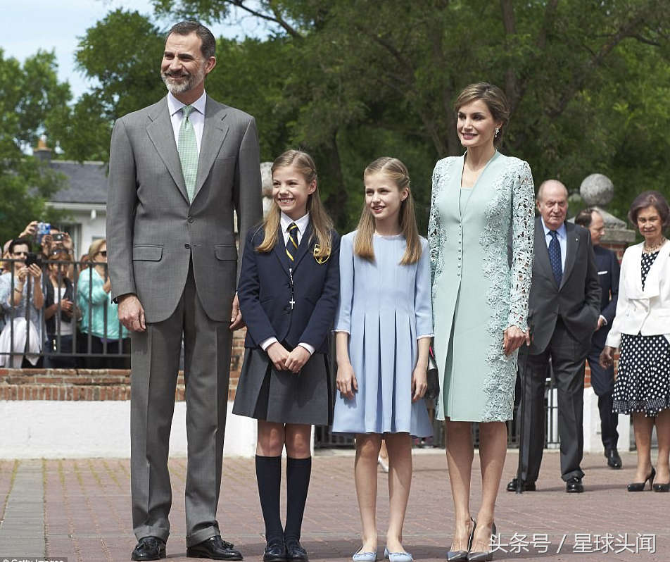 西班牙国王王后带两名小公主出行 个个颜值高
