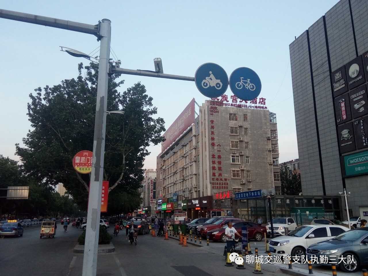 下面,小编为大家解释一下在益民胡同与兴华路路口,五星百货地下停车场