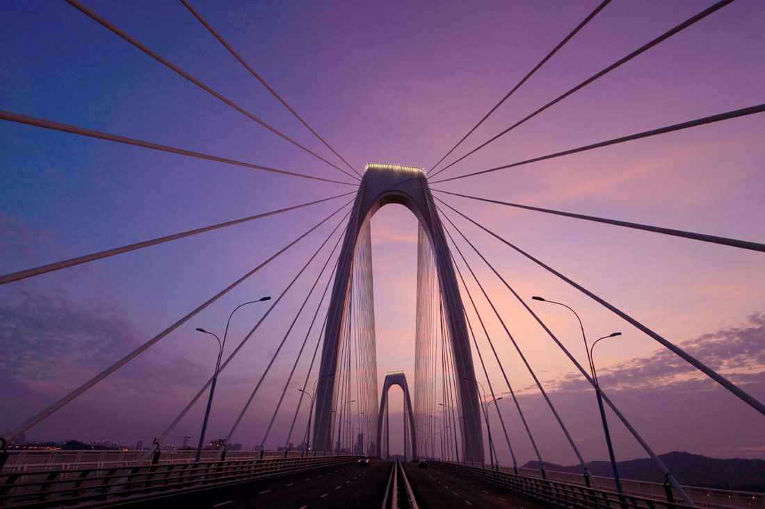 南宁市最高最长的青山大桥了,它是沟通凤岭南与龙岗片区的重要桥梁