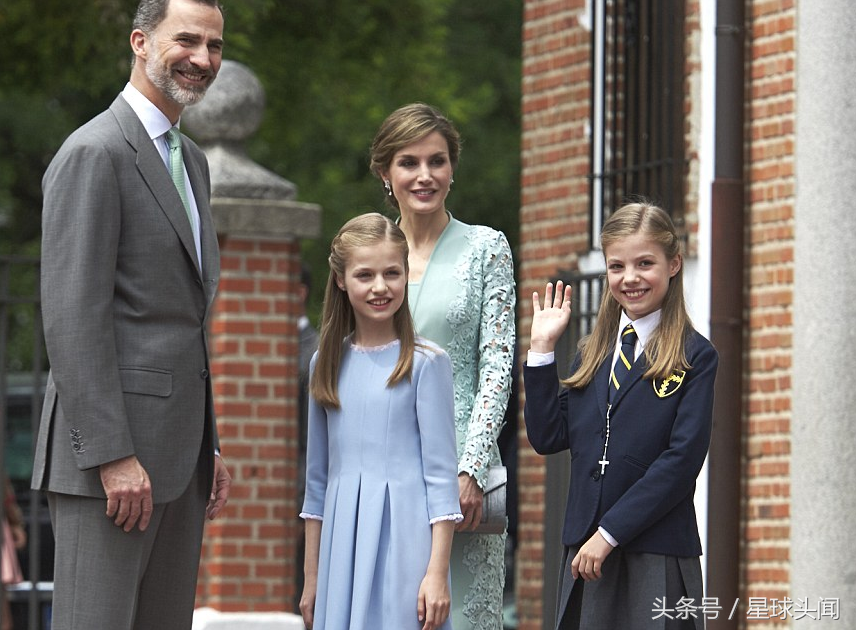 西班牙国王王后带两名小公主出行 个个颜值高