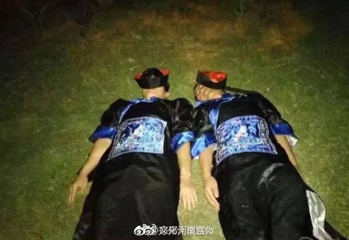 胆小慎点河南大学生半夜拍僵尸毕业照男在子郑州一酒店跳楼砸中汽车