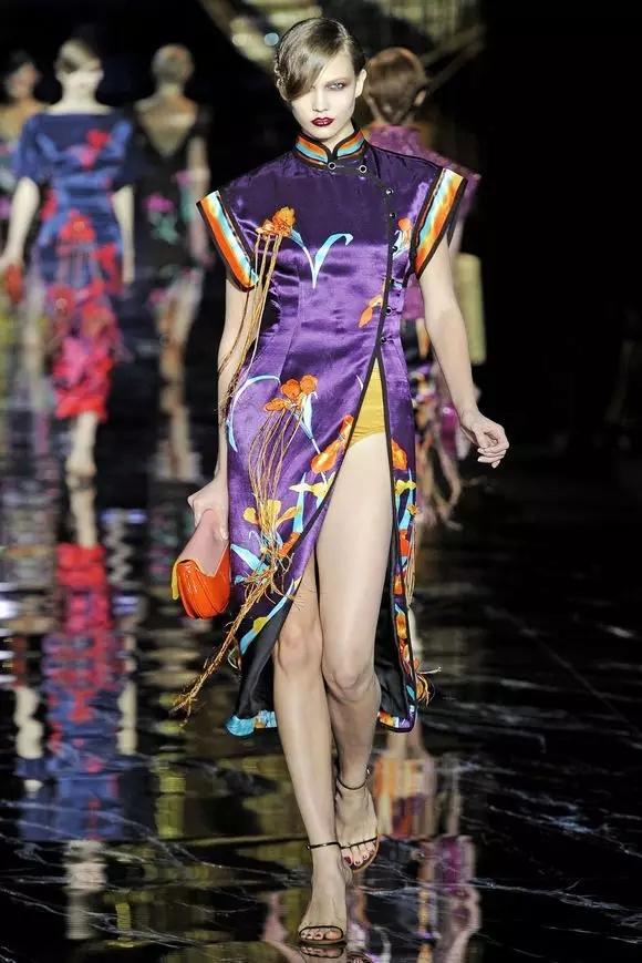 同时,旗袍也作为最典型的中国风元素被融入世界潮流中,成为各大时装周