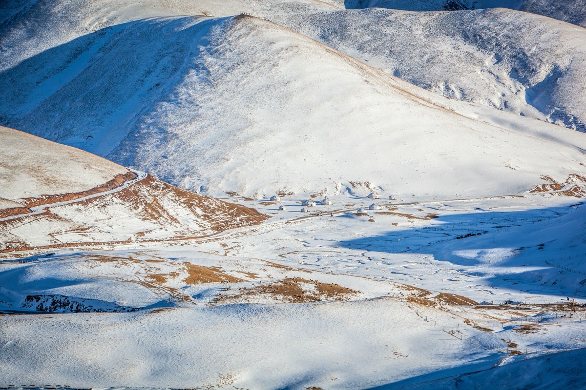 【震惊】云南多地夏天飘大雪!曲靖大海草山美成仙境!