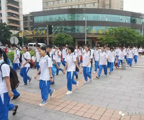 肇庆市端州中学端中的校服虽然也是蓝白相间,但选用了深蓝色,更显稳重