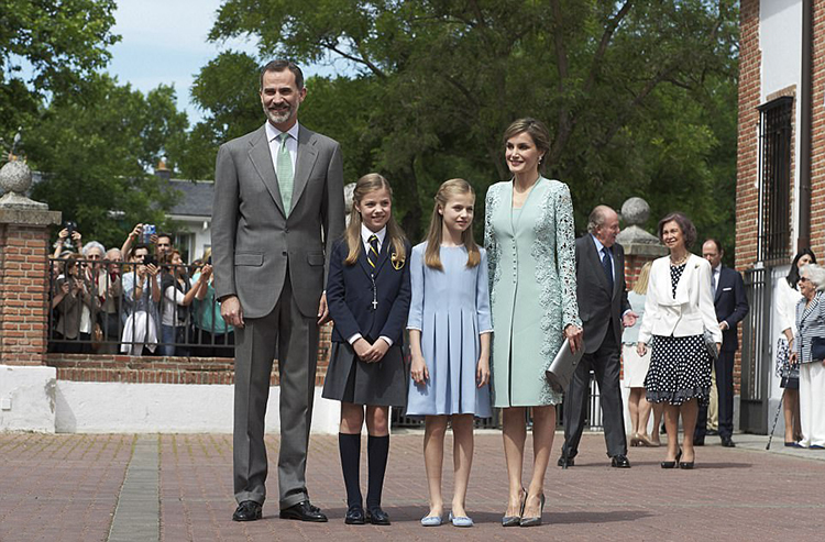 西班牙王室两位公主驾到，学生制服和蓝裙都好好看-搜狐!!!