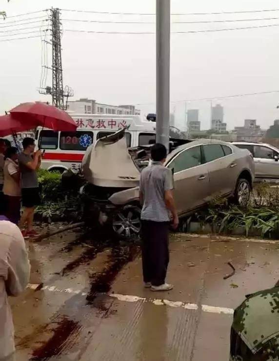 玉林发生惨烈车祸!整个车头插进路牌柱子被劈成两半!