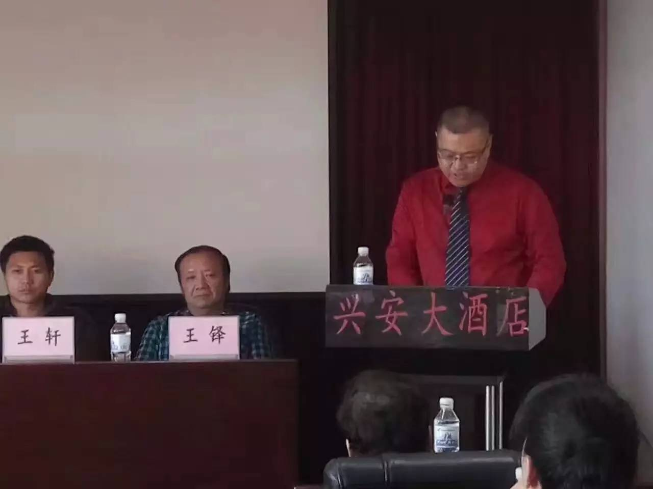 青岛名厨委员会副会长王荣盛宣读会费标准和管理办法.