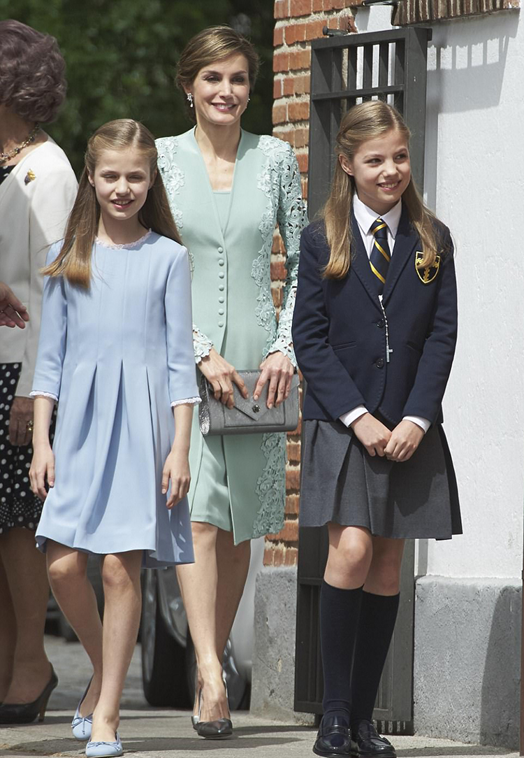 西班牙王室两位公主驾到,学生制服和蓝裙都好好看