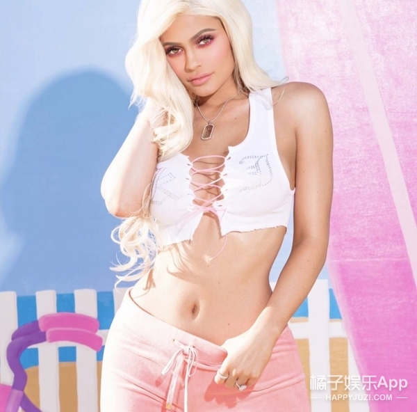 KylieJenner变“肉弹芭比”这组大片让芭比从没如此性感过！