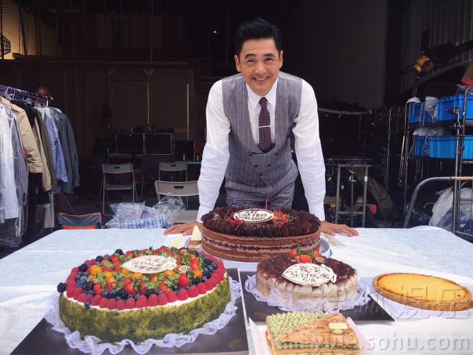 周润发62岁生日收5个蛋糕与郭富城在片场庆祝