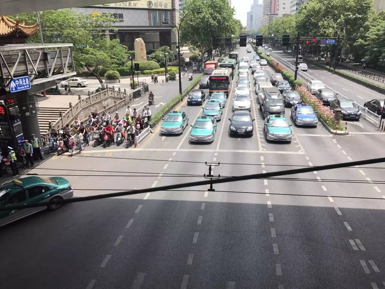 行人过马路是这种场景,这个城市努力了8年,赞!