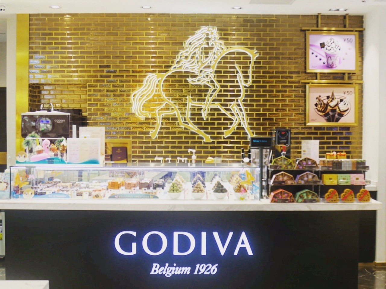 美食 正文 godiva歌帝梵在重庆一共有三家门店 位置都非常好找 虽然