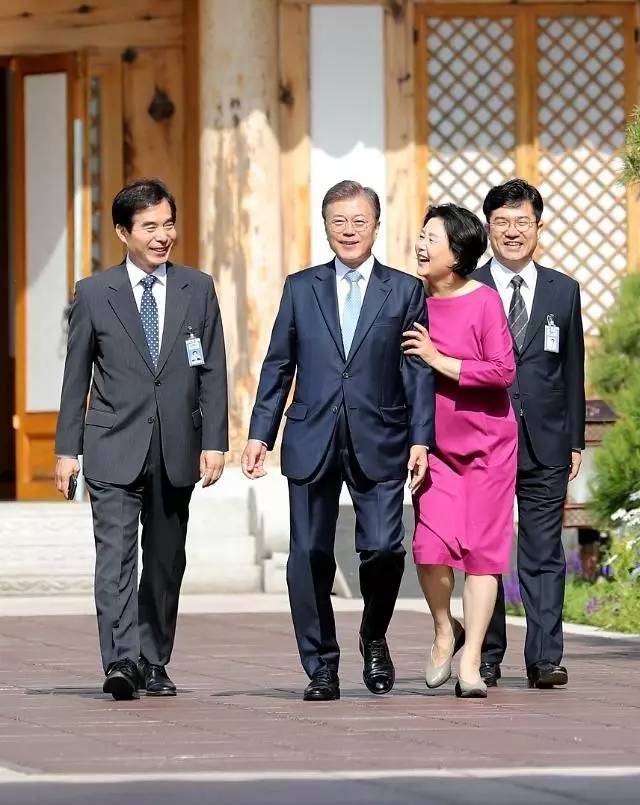 韩国总统可能娶了一个假的老婆…真实曝光文在寅与夫人金正淑的夫妻