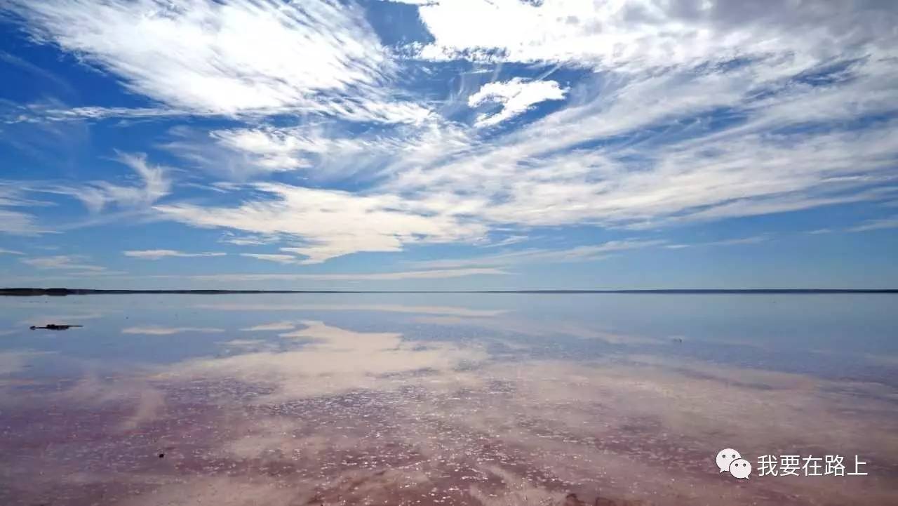 在水天一色的哈特盐湖上留下过足迹和倒影