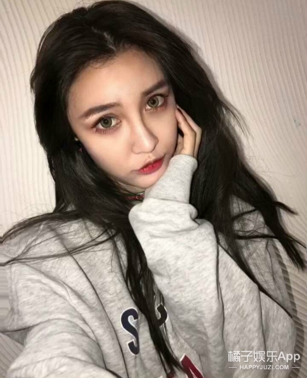 撞脸angelababy,酷爱卖萌撸猫,被叫"快手最美网红"的邓等等是?