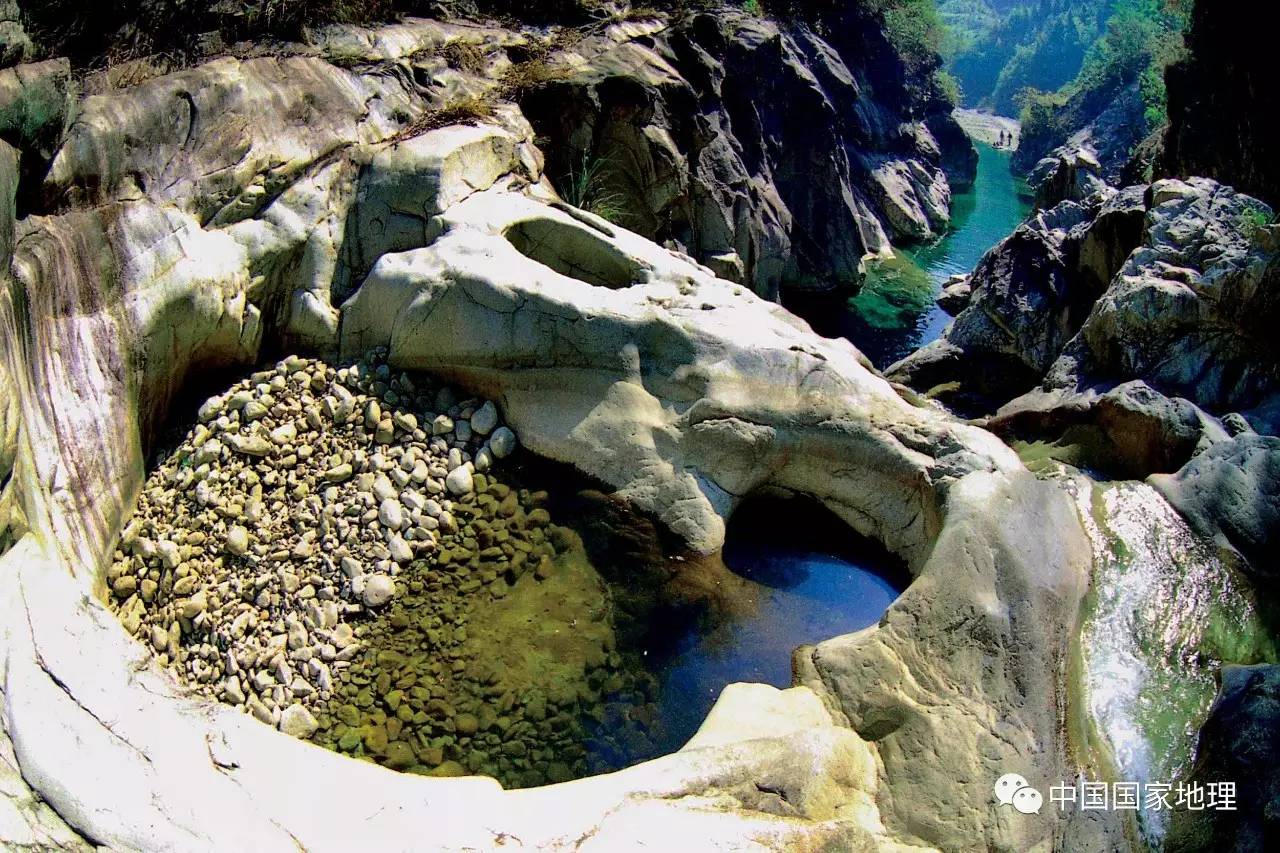 天坑流水 - 中国国家地理最美观景拍摄点