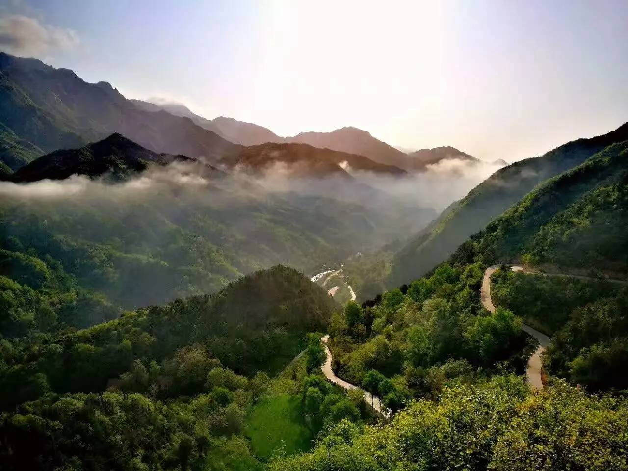 我想赋诗一首 你站在古道拍风景 看风景人在古道上看你 秦岭装饰了