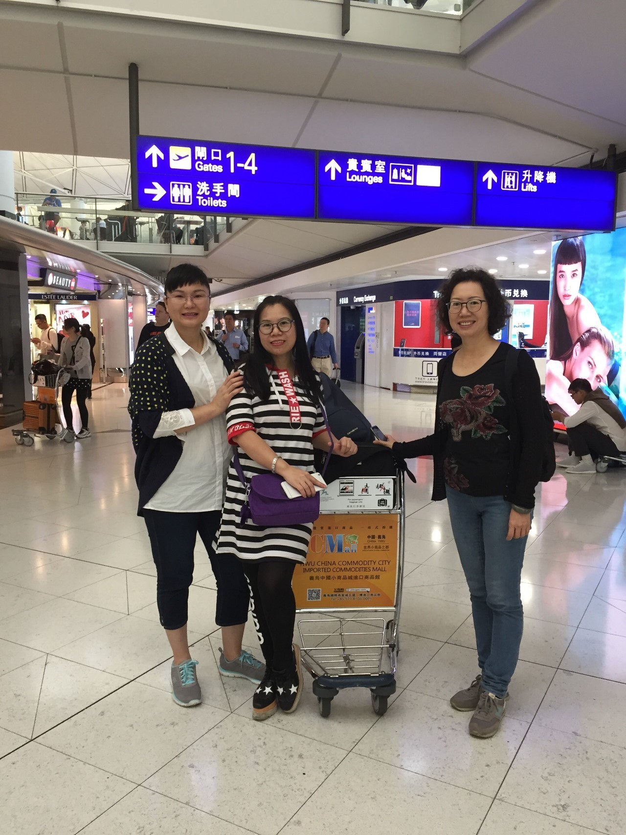 华宫受邀旅游的领导人从香港飞温哥华!