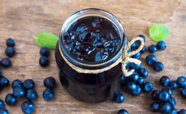 利用蓝莓榨汁后留下的果渣酿制的果醋营养丰富,可以调节代谢平衡