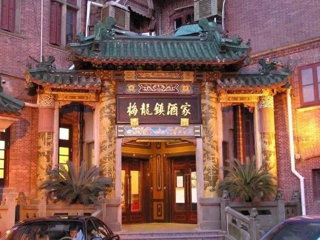 美食 正文  位于南京西路江宁路口的梅龙镇酒家创建于一九三八年,距今