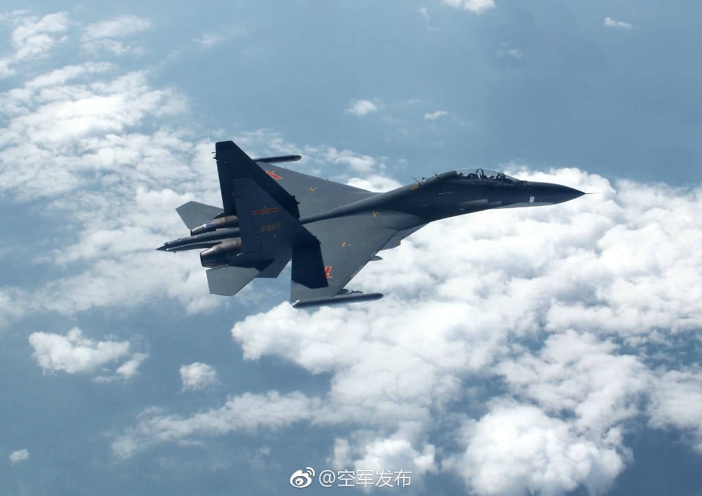 中国空军发布拦截美军照片并放话:绝不会牺牲第二个王伟!