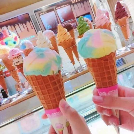靠着颜值超高的彩虹冰淇淋,以及店员小姐姐穿着日系甜美女仆装,这家店
