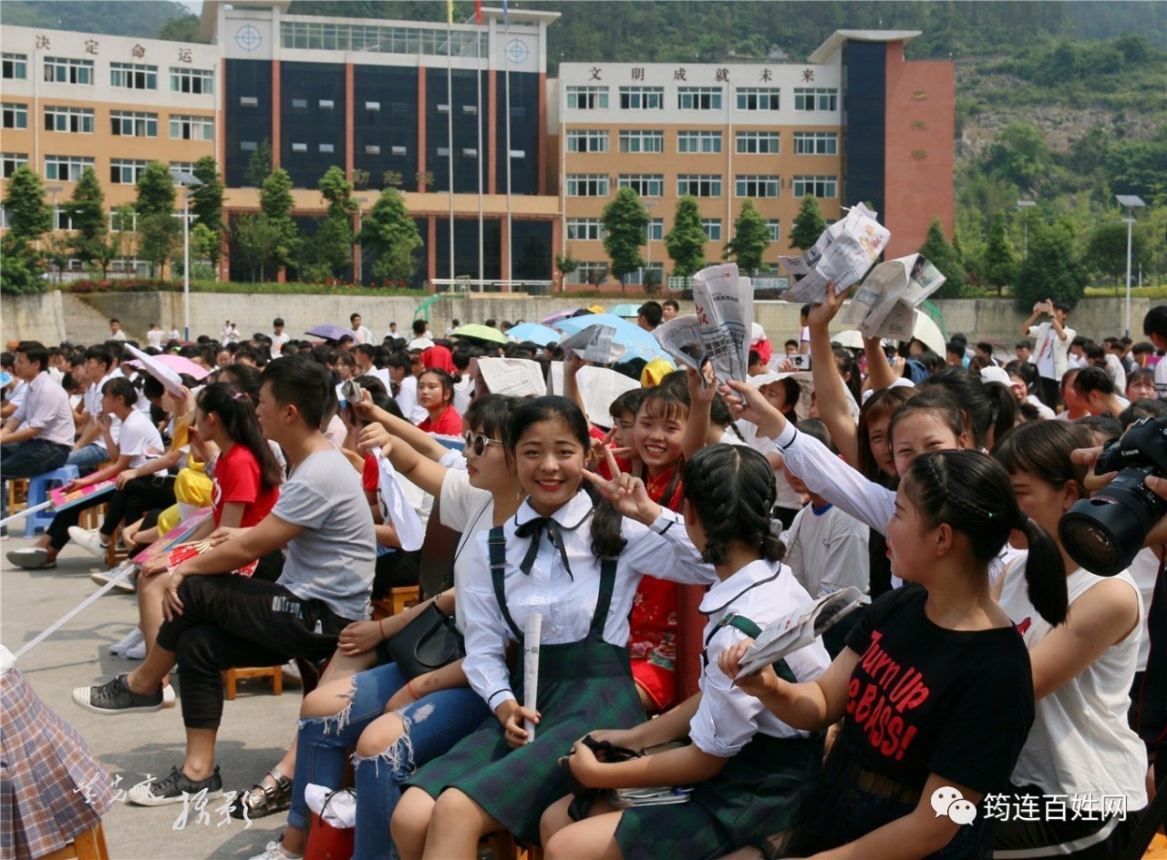 通过这次歌咏比赛,不仅让筠连县职业技术中学的学生们将爱国主旋律