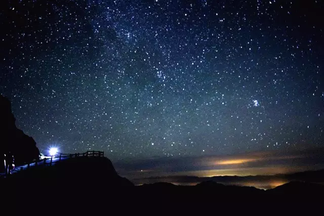 (图/赤心木) 面对浩瀚星海,不自觉地会想起江河的诗: 星星落满天空