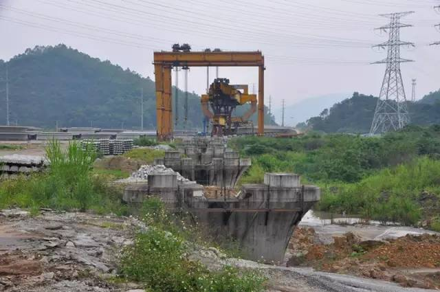 狮岭站已完成站房主体建设,后期工作正在进行中; 石陂车站位于广州市