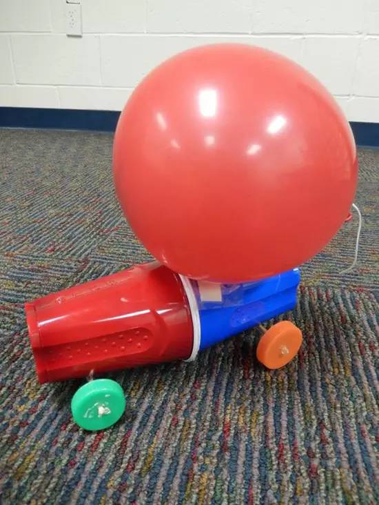孩子们可以用做好 的动力小车来一场比赛,看看搭配哪种材料的气球动力