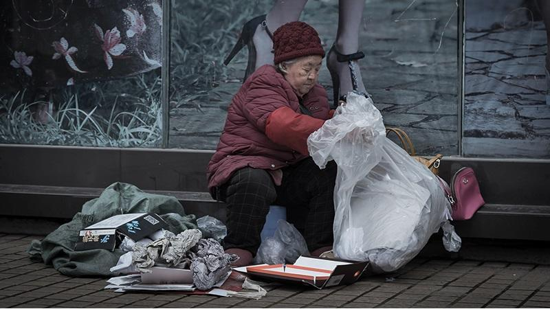 在重庆城市夹缝中艰难生存的老人：活着好难！