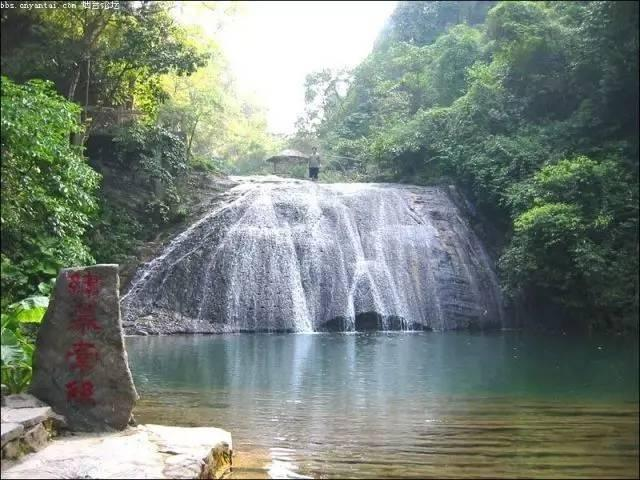 古东瀑布位于桂林市灵川县大圩古镇南,与冠岩同处东线,距桂林市约25