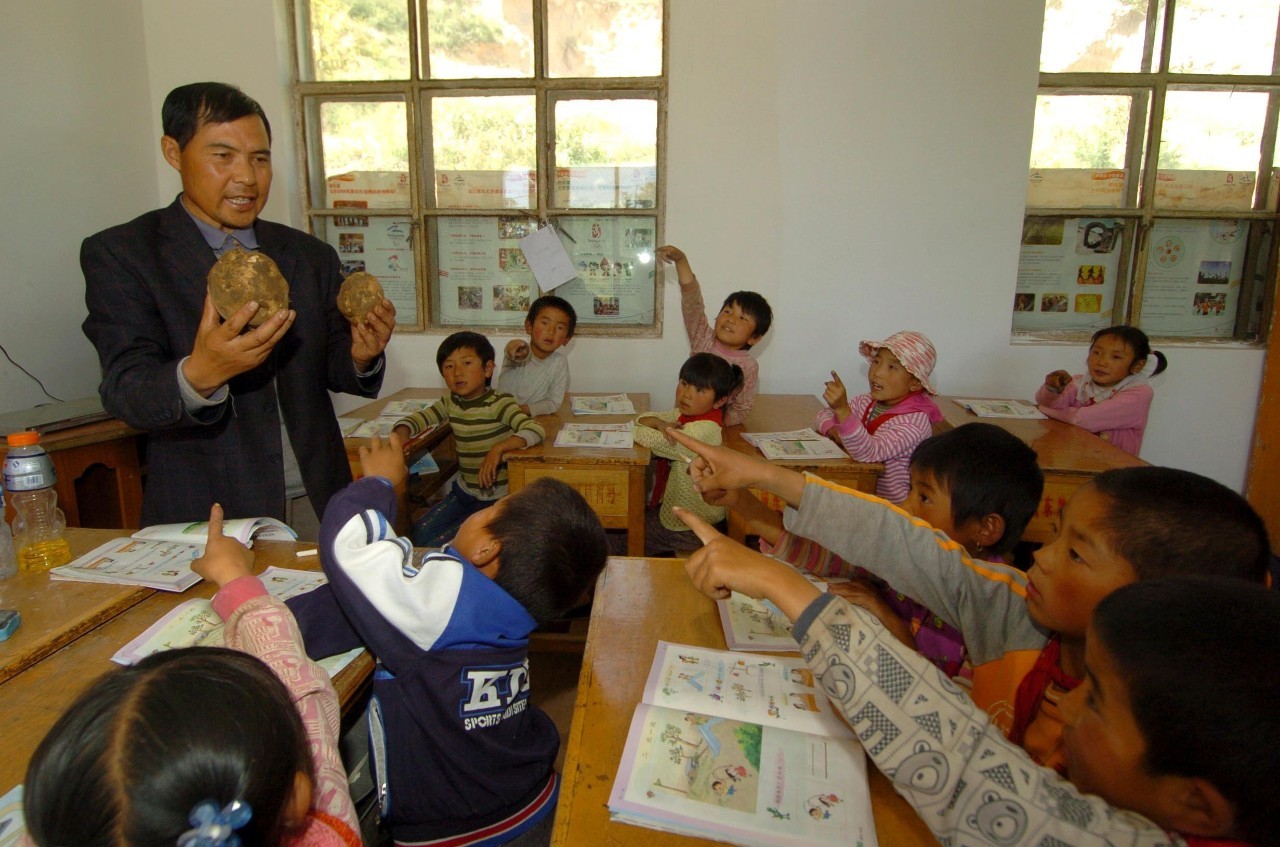 汪昌祥正在给学生上自然课(2008年9月4日摄).新华社记者杨寿德 摄