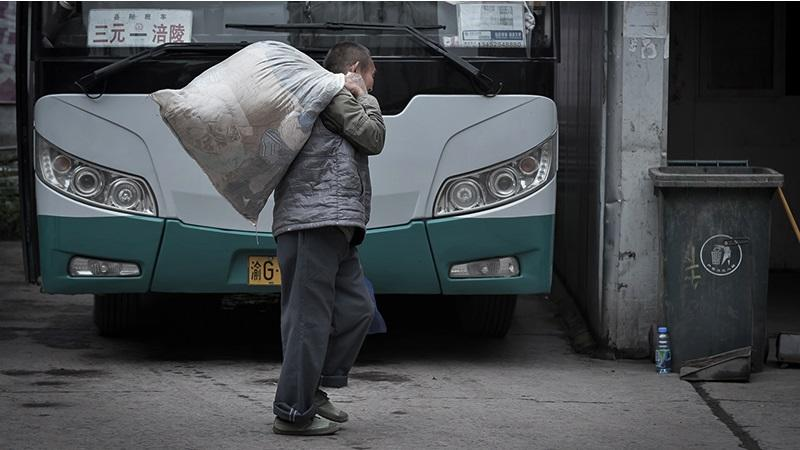 在重庆城市夹缝中艰难生存的老人：活着好难！