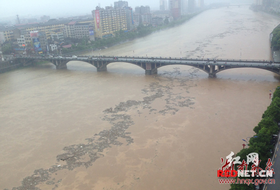 5月23日,溆浦县普降大暴雨,溆浦大桥桥墩即将被淹没.张丹 摄