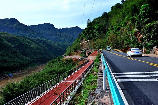 目前,全省四级及等外公路达9.9万公里,占农村公路通车总里程的80.