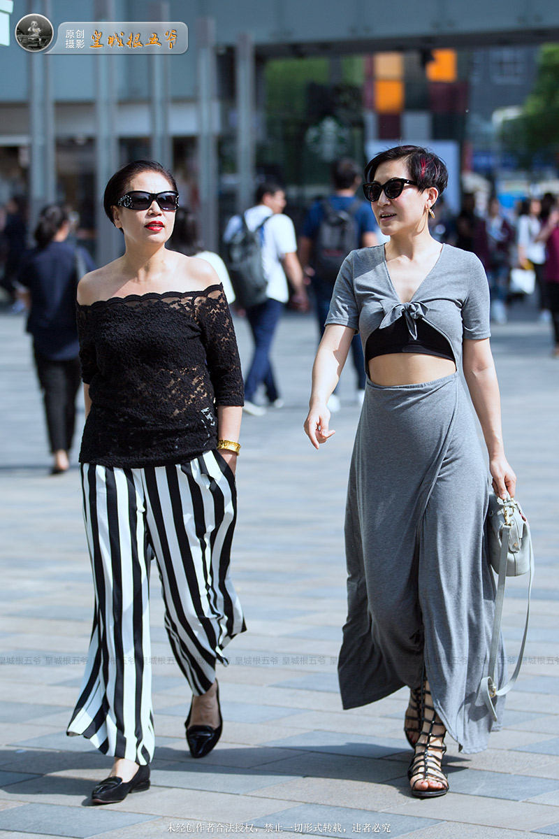 北京街拍：三里屯的潮人们简约又随性不失时尚感