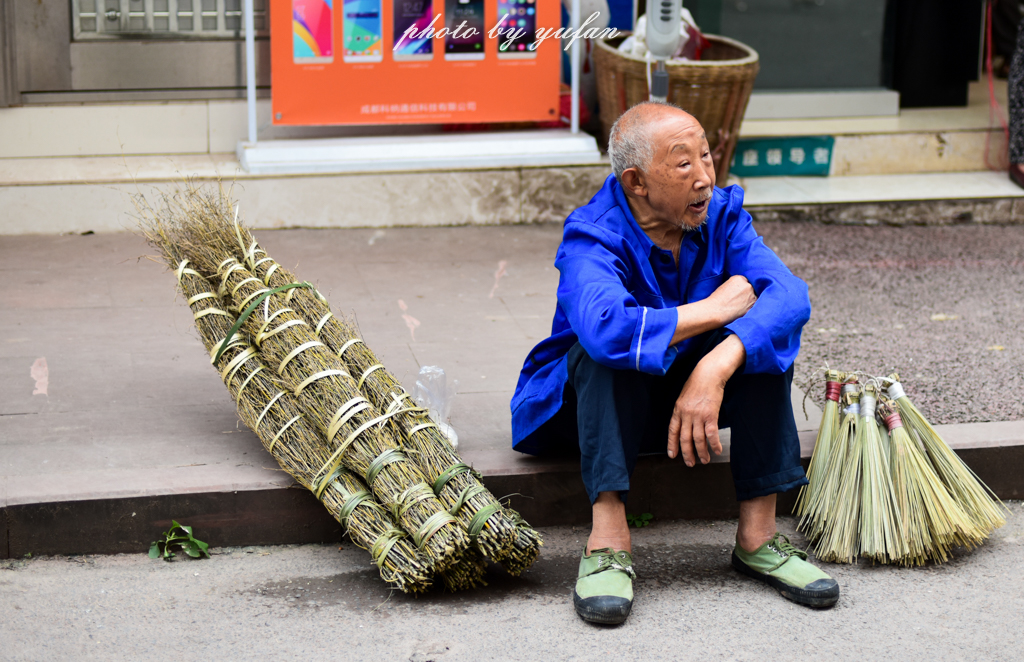 中国西部卖竹器的老人,落寞的背影显示无奈的现状