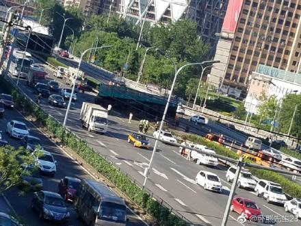 警情通报早高峰东四环慈云寺桥交通事故三人死亡