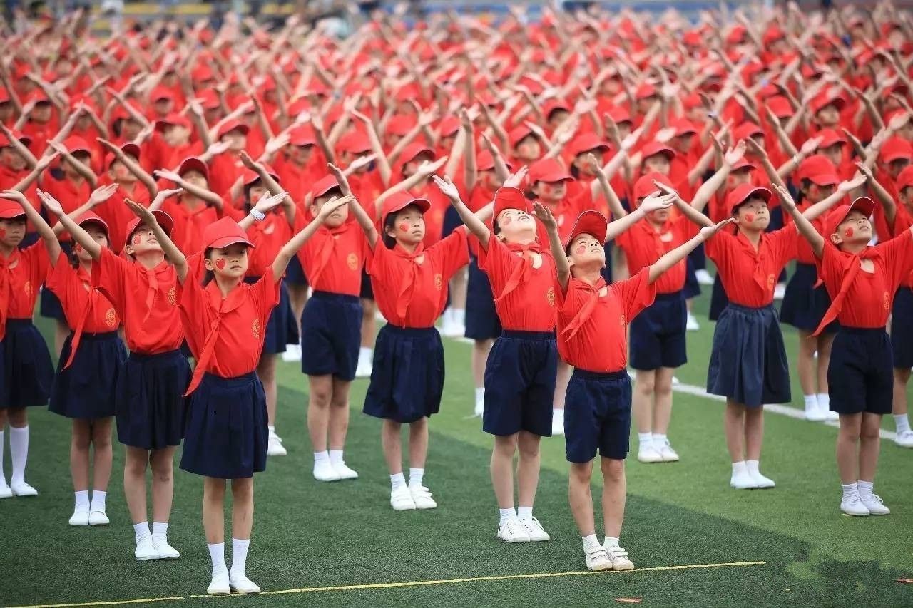 原天安门国旗护卫队升国旗,2000余中小学生庄严举起右手——向国旗